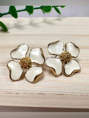 💛 Vintage Trifari Cream Enamel Flower Earrings